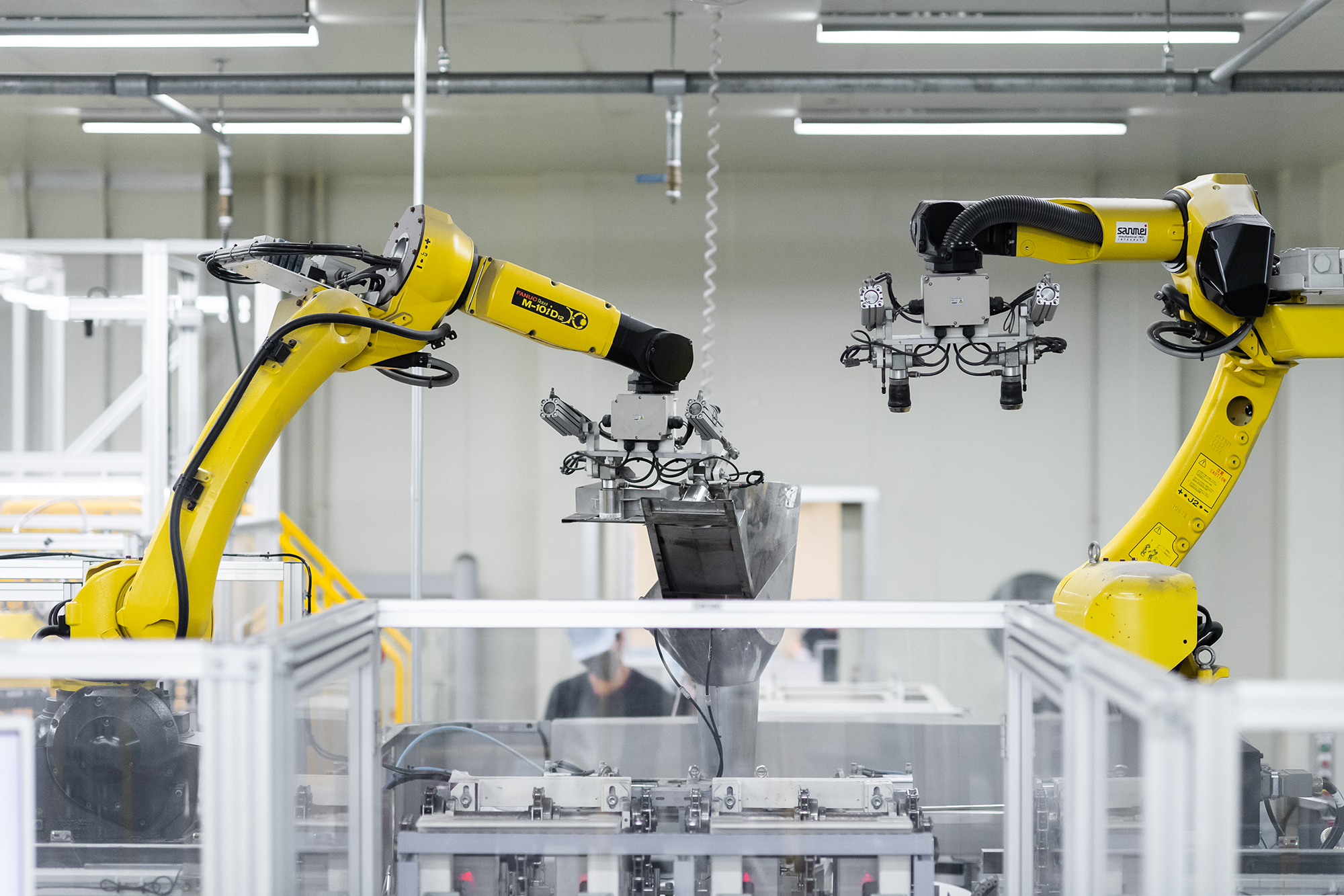 工場内で稼働する産業用ロボット